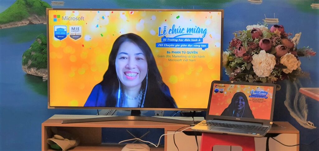 Bà Phan Tú Quyên - Giám đốc Marketing và Vận hành của Microsoft chúc mừng và cảm ơn.